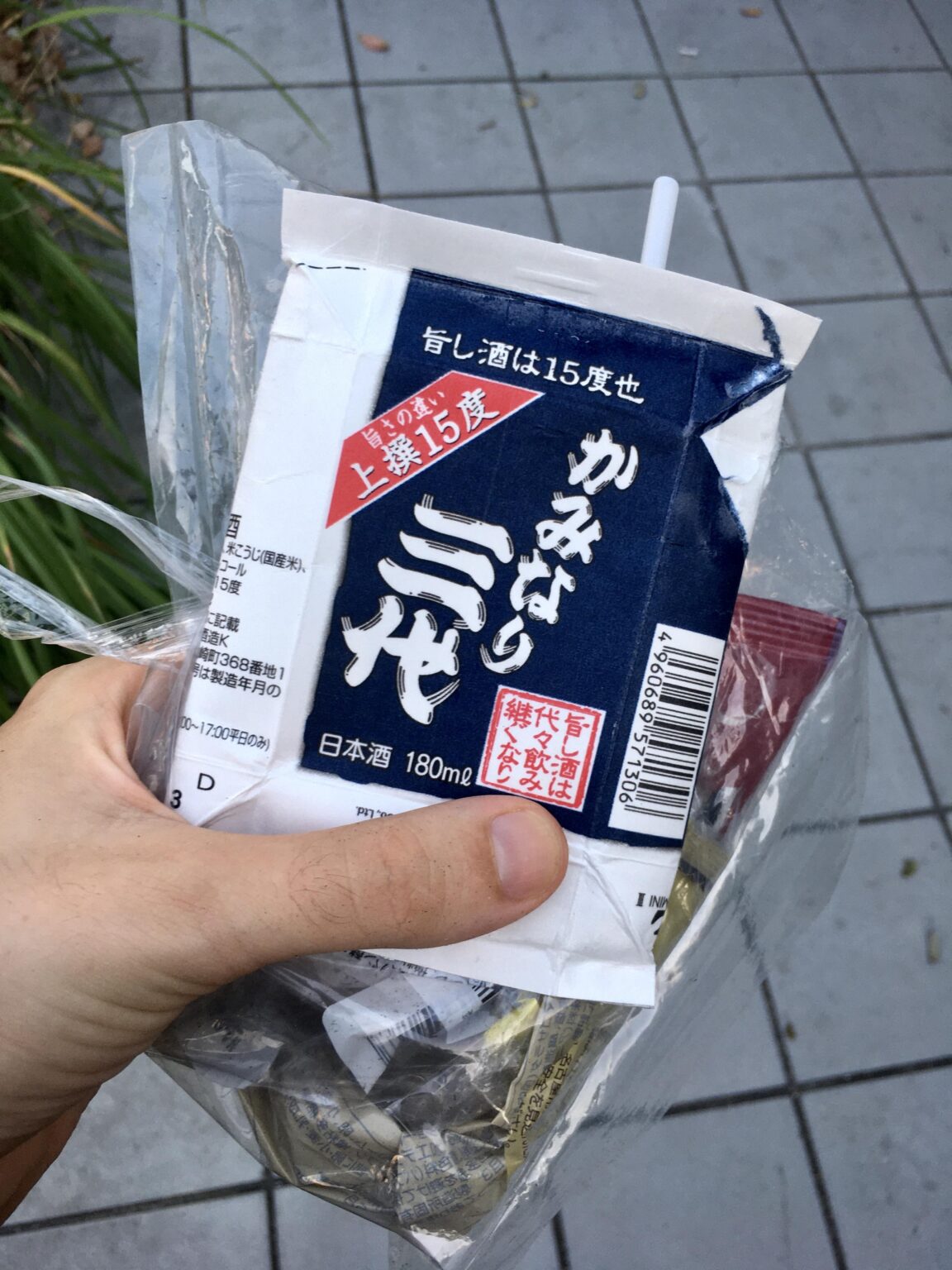 のーもららーのポイ捨てを拾ってくれる奇特な方もいるんですよ。殊勝な方なので、まさかこんなジュースの紙パックのような容器なのに酒が入っているなんて、思いもしていなかったくらいの方なんですよ！