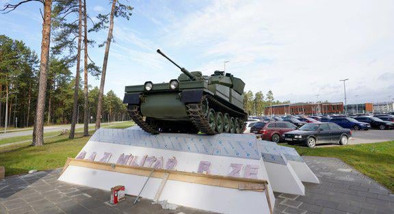 装軌式装甲車両を備えた「軍事化された彫刻作品」が、アダジ軍事基地の近くで18万3,000ユーロで制作されている。また飲み込みましょうか？