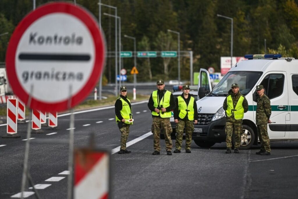 ポーランド、不法移民と戦うため亡命の権利を一時停止へ