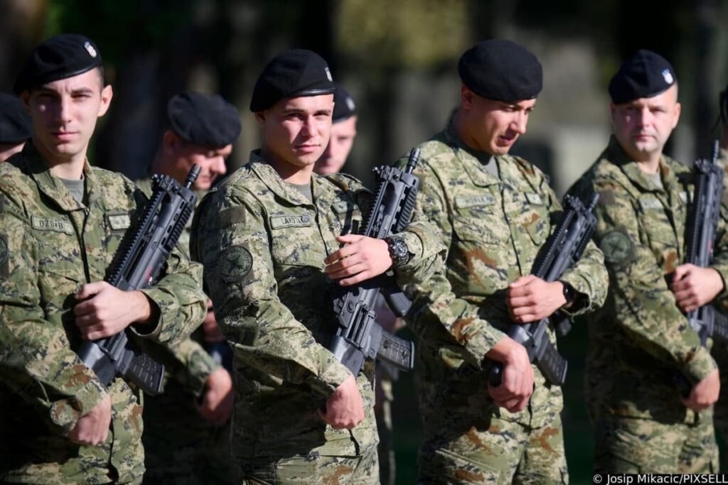 軍は40歳から55歳までのクロアチア共和国国民を10日間の訓練に招待した