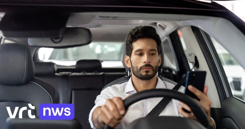 警察は再び運転中の注意散漫に対する全国的な取り締まりキャンペーンを実施している