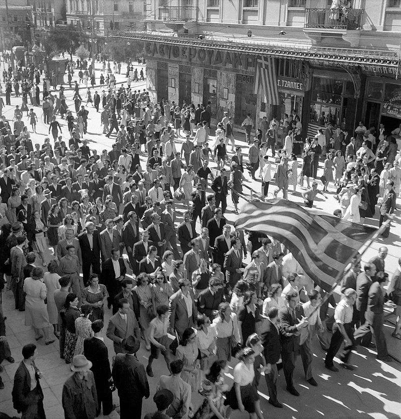 今日 - 1944 年 10 月 12 日: アテネの解放、新たな分裂の直前の国民的喜びの瞬間 - 軍事史