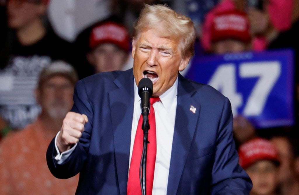 トランプ大統領、再選されたら米国内の「敵」に軍事力を行使するつもりだと示唆