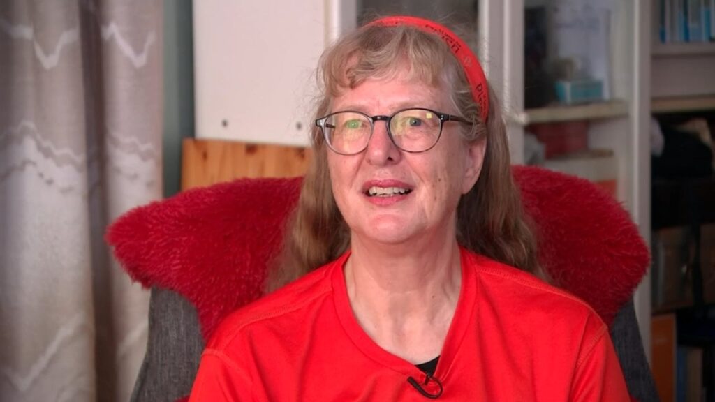 66 歳の女性は方言に大きな課題を抱えています - 今、助けが来ています [Donér din stemme]
