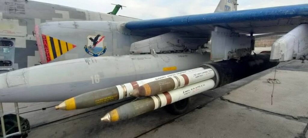ウクライナ空軍Su-25がズニ族ロケット弾で敵建物を攻撃