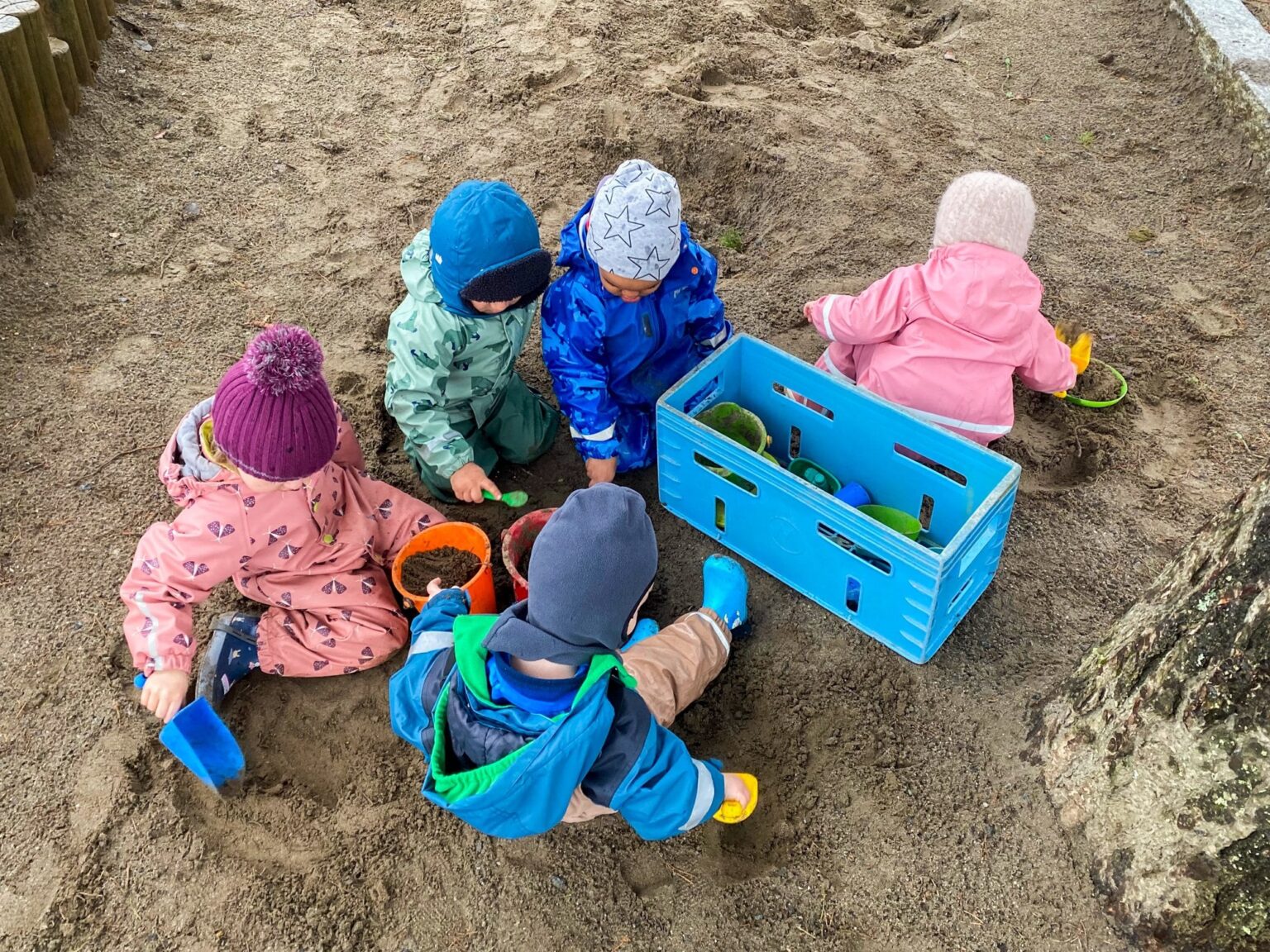 私たちは幼児教育について書くために記者をノルウェーに派遣しました。彼女は何を見つけたのでしょうか？子どもを子どもでいられる保育制度