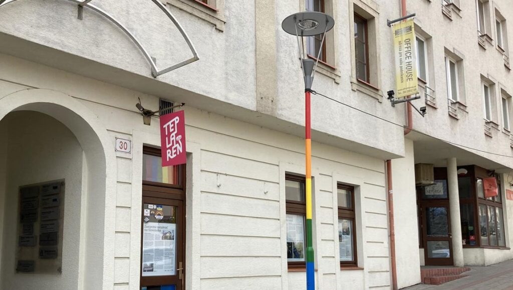 誰かがザモツカ通り（旧テプラレン企業前）のランプを虹色から灰色に塗り直した