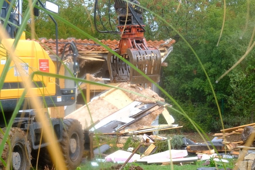 ビデオ ヴォドンヤナ近郊で衝突：州監察局が不法住宅を強制撤去