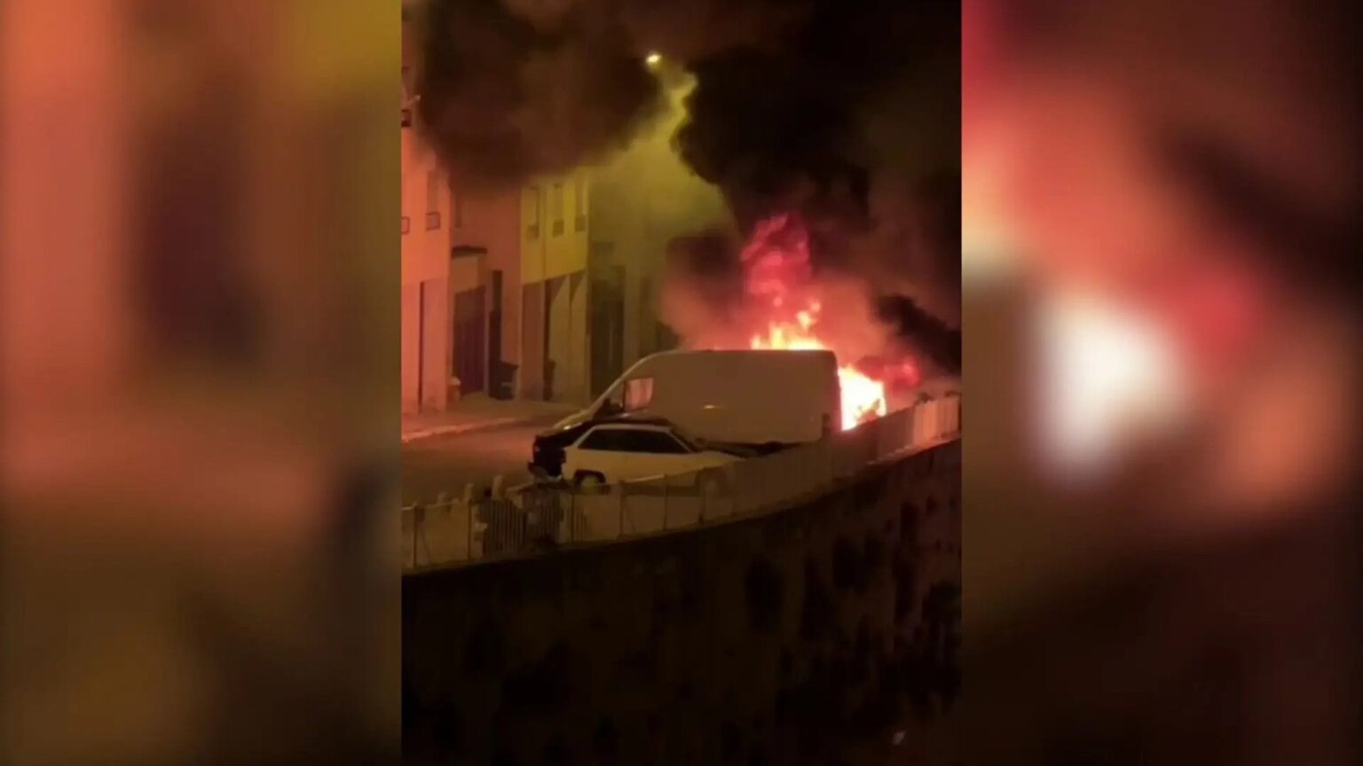 リスボンの三重殺人事件の付近では大騒ぎとなり、車が放火された。