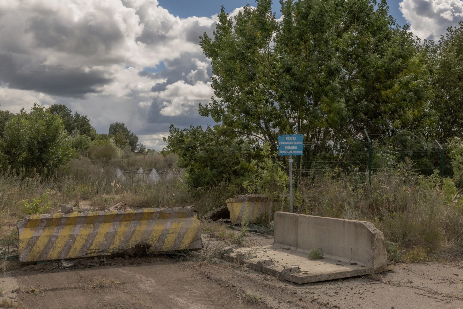 ロシアのクルスクにある謎の「竜の歯」、破壊工作員のせい：道路にある障害物が、ウクライナの無人機から逃げようとするロシア兵士の試みを妨げている。