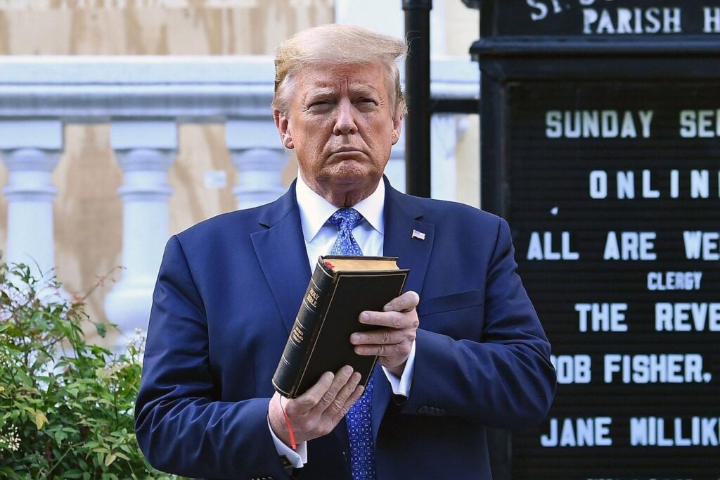 全能のドル：トランプ大統領が聖書で納税者を騙し取ることを許可するために、学校当局が不正行為を行ったのだろうか？
