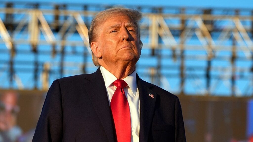 トランプ大統領が自分のことを「基本的に誠実な人」と表現するとポッドキャストの司会者が笑う
