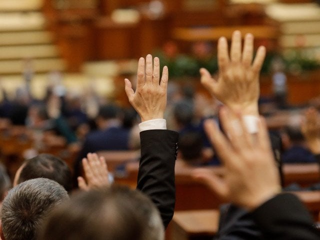 海外で死亡したルーマニア人は国の費用で本国に送還される。法案は議員らによっても承認された