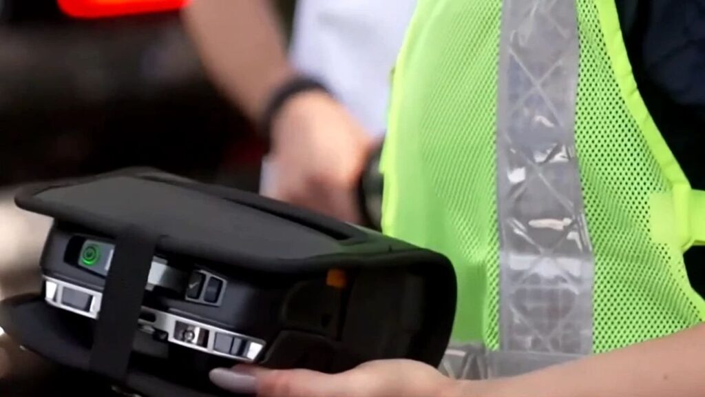 警察がバンの屋根にプリンターを置き忘れた後、窃盗容疑で告発されたブカレストの学生。若い女性が拘束された後、両親は虐待を主張