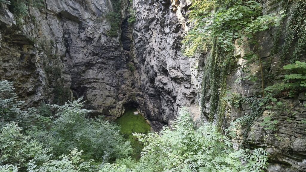 フラニツェ アビス: 地球上で最も深い淡水洞窟と「化石」の陥没穴への導管 (LiveScience)