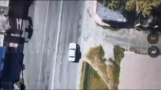 ロシアのヒューマンサファリ。ロシアのドローン操縦者がヘルソンで民間車を追跡し、運転手が食料品を積み込むために停止した際にフロントガラスに手榴弾を投下した。運転手は血を流しながら飛び降り、動きを止めた。どんなに魅力的であっても、ウクライナで日常的に起きている恐怖を無視することはできません。