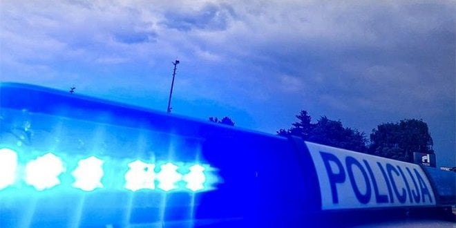 彼は排気ガスや車輪の滑りから「発砲」して市民を混乱させた