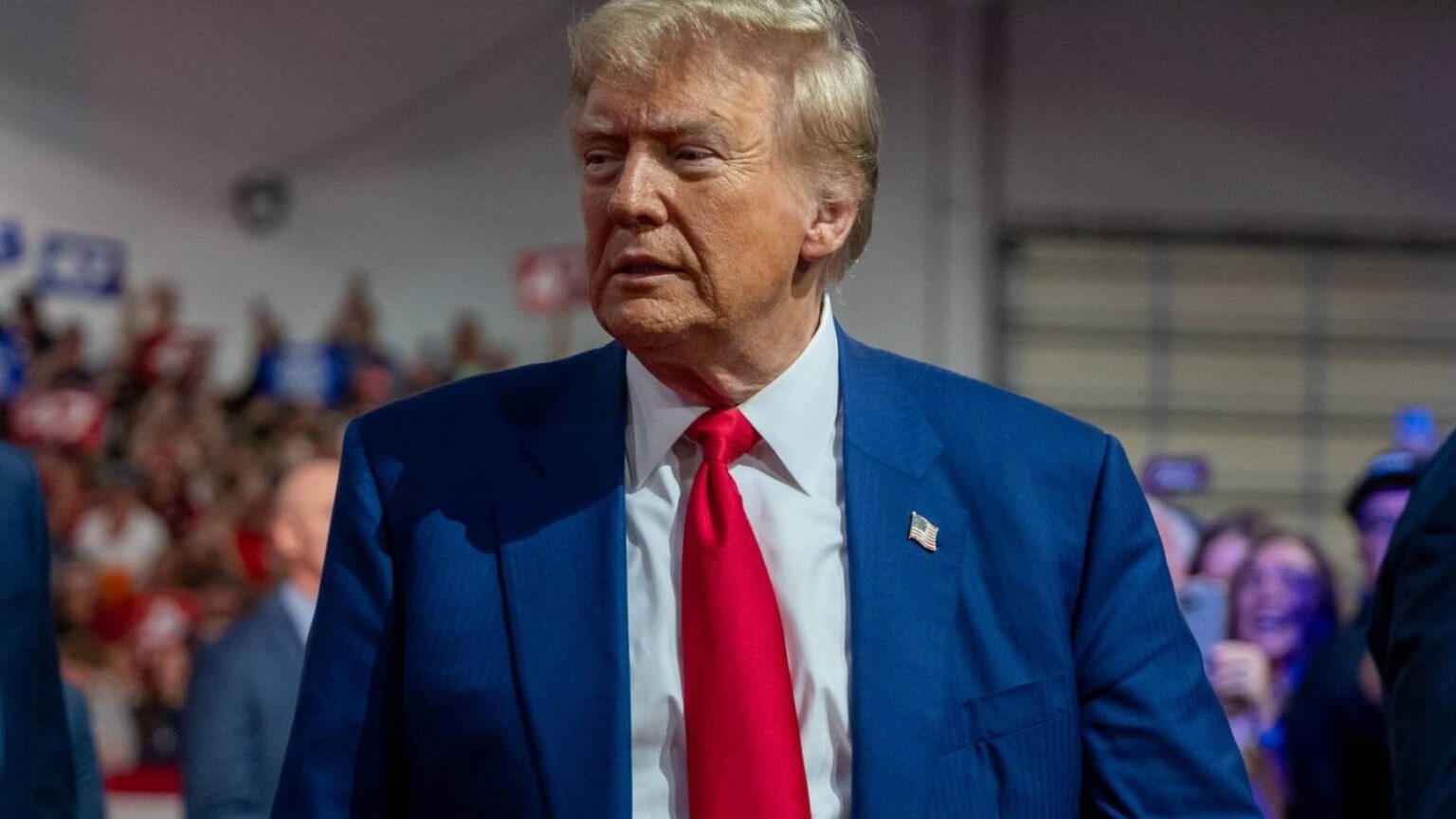 トランプ大統領、市庁舎での質疑応答を廃止、代わりに群衆にミュージックビデオを流す