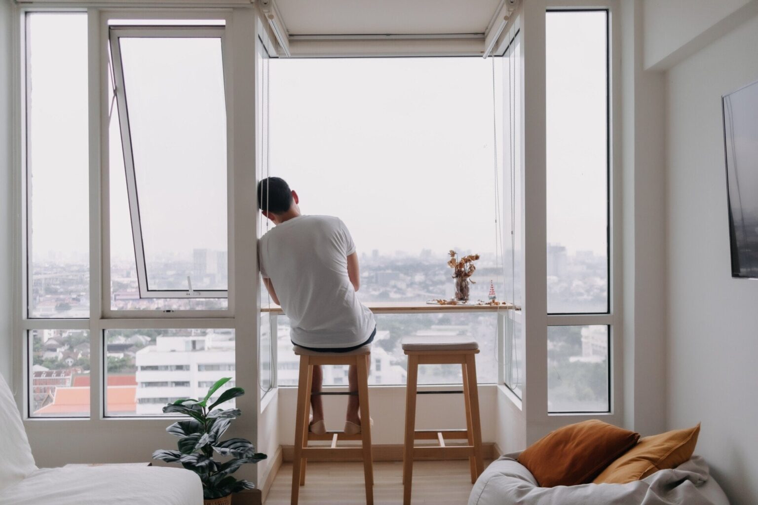 若い男性は一人で…家にいてください：女性よりも家を出るのが難しい理由