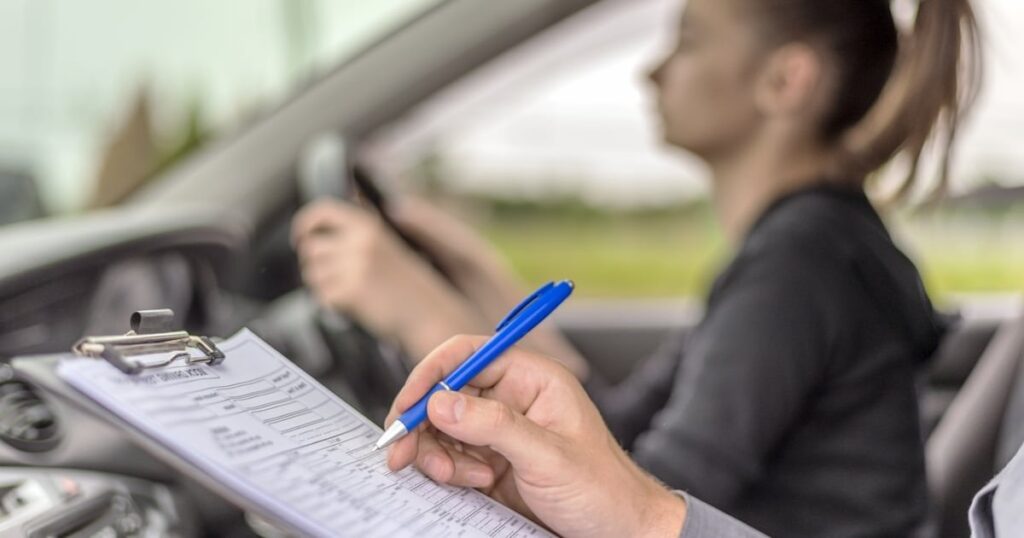 ノーショーのため、運転試験官は「親指をひねる」ことで報酬を受け取った