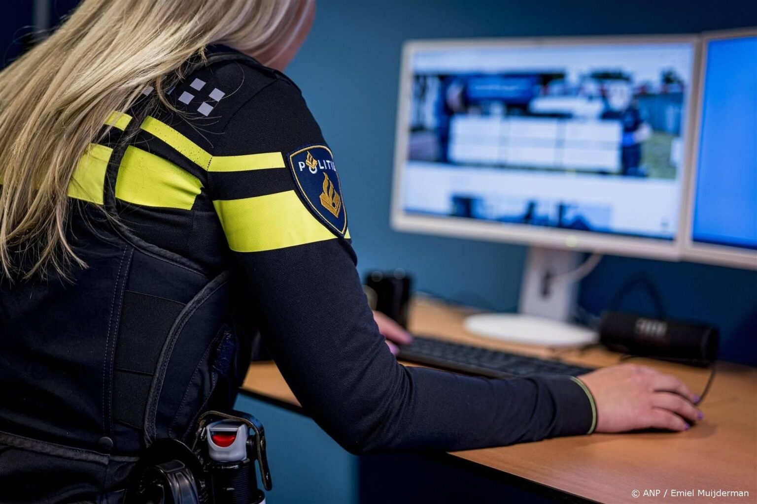 警察は何百万ものオランダ人のすべてのデータを保管しているが、それによって法律を破っている：「大量監視」