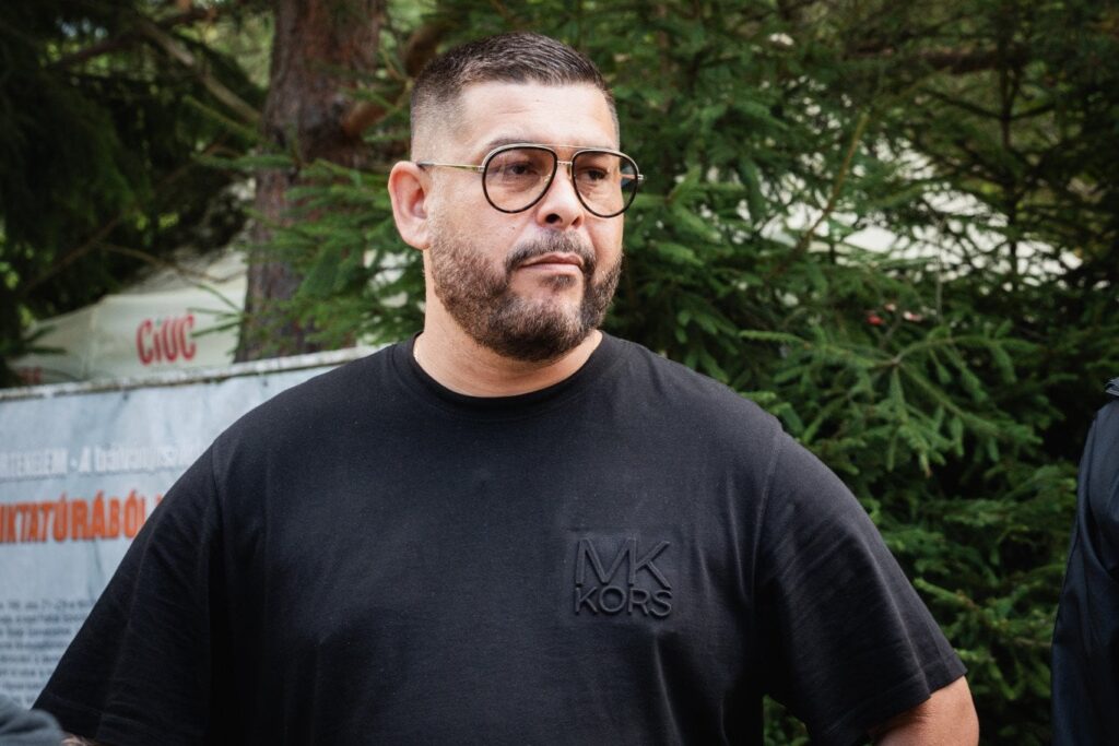 ロバート・アブラハムによれば、一部の右翼サークルでは、「すべての道徳的基盤が長い間めちゃくちゃになってきた」という。