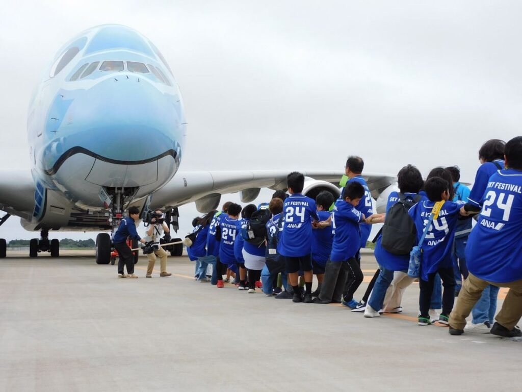 世界最大の旅客機を綱引き、成田で小学生ら 参加者たち「万歳」と歓声 ｜ 千葉