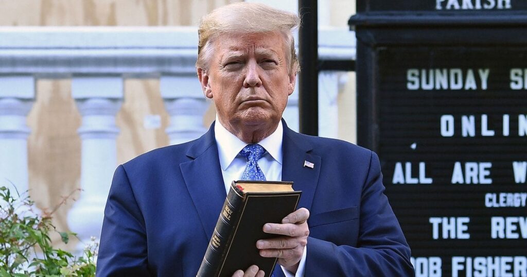 トランプ支持の聖書は、オクラホマ州の狭い学校教科書基準に適合するか疑わしいようだ