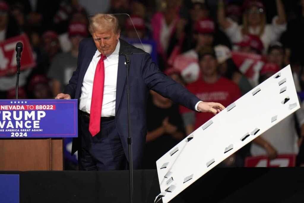 トランプ大統領、テレプロンプター使用でハリス氏を嘲笑した後、ハリス氏の上に落ちた看板を撤去するために集会を中止