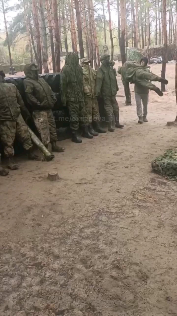ロシア人は前線で「マネキン」を使用することが増えている。これらの偽兵士は、戦闘接触点でFPVドローンをおびき寄せるために配備されます。