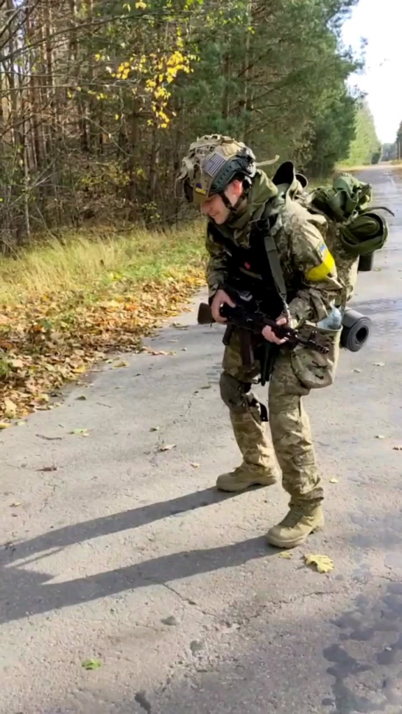 ウクライナの空挺部隊はとても上機嫌だ。戦闘衛生兵はふざけている自分たちを撮影します。クルスク地方。 2024 年 10 月。