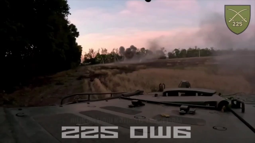 ウクライナ軍マーダー 1a3 IFV が森林限界内のロシア軍陣地に交戦し、ロシア軍が RPG を発射しますが、命中しません。クルスク正面。