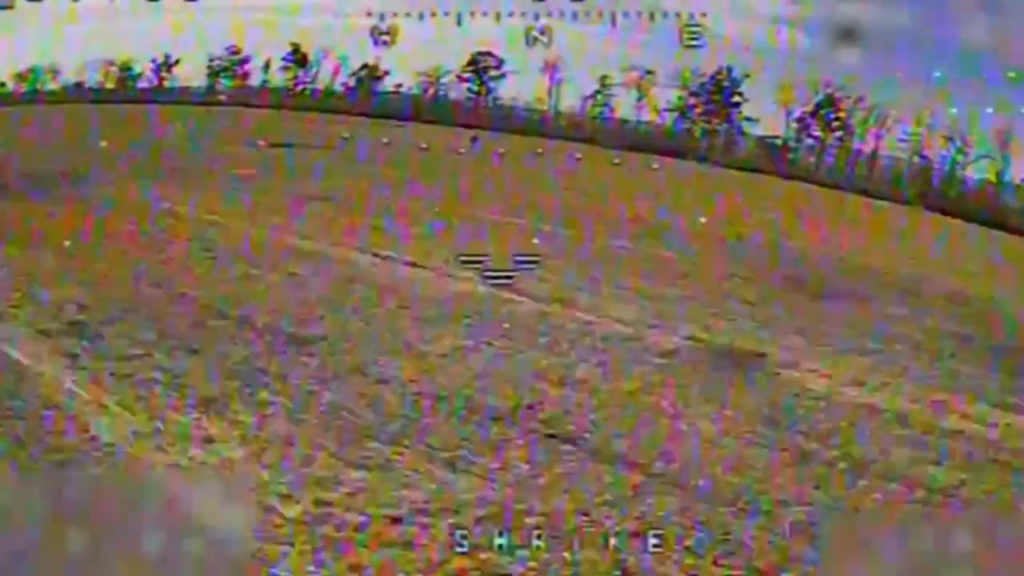 野原に立っていたロシア人がFPVに衝突される。