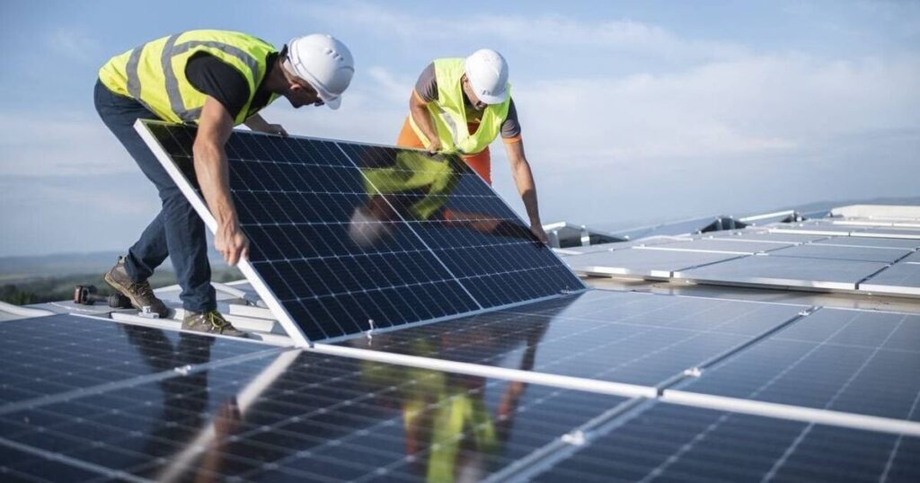 排出量とエネルギーコストを削減するために、学校に太陽光パネルを設置するための資金が与えられる