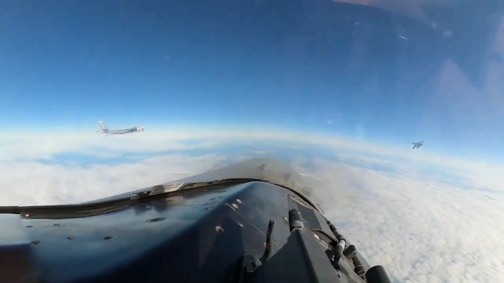アラスカ沖でロシアのTu-95爆撃機を定期的に迎撃中、ロシアのSu-35SがアメリカのF-16と衝突しかけた、F-16のコックピットからの視点 [23.09.2024]