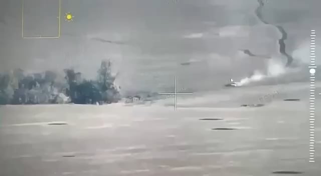 ロシアの車両が地雷に衝突し、ライダーが空中に打ち上げられた。
