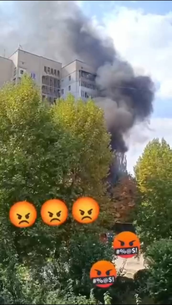 ロシアのドローンがヘルソン市の無作為の車、公共交通機関、民間インフラに爆発物を投下