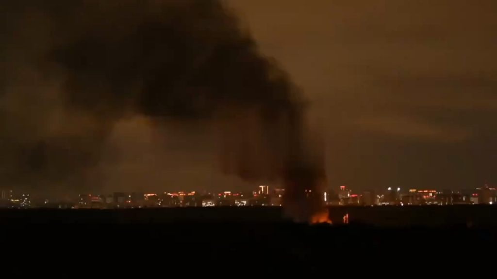 ロシアの電報チャンネルは、モスクワ地方の高等統合軍事指揮学校の地域で火災が発生したと報告している。地元住民は、爆発音が聞こえ、その後煙が見えたと報告した。ロシアのメディアによると、学校のそばには射撃場とガソリンスタンドがある。