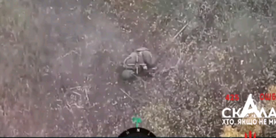 ウクライナ兵士が至近距離でロシア兵士を殺害