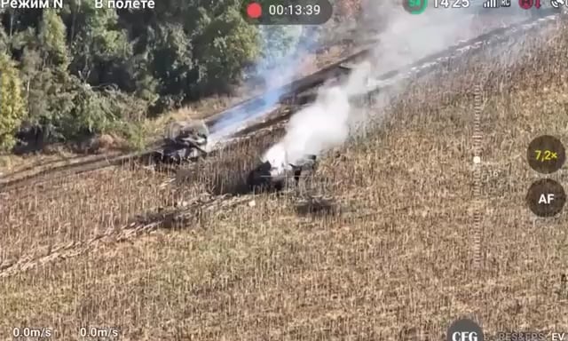 2台目のウクライナ戦車が、故障したロシアのBTR-82を貫通して砲弾を発射する