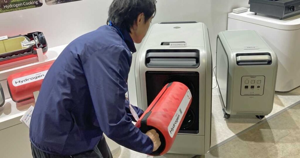 トヨタ、リュックで持ち運べる水素カートリッジを披露 企業向けモビリティショー開幕