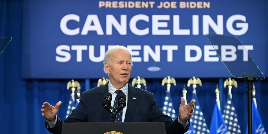 トランプ大統領が任命した連邦判事がバイデン氏の広範な債務免除を正式に阻止したことで、学生ローンの3,000万人の借り手に悪い知らせが届く