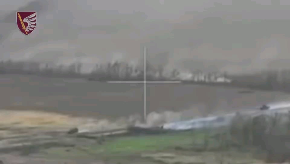 NSFW：第79航空強襲旅団は、コンスタンティニフカ付近でロシアによる別の大規模機械化攻撃を撃退した。ロシア軍は11台の装甲車両と8台の戦車で攻撃した。戦車4台と装甲車両2台が破壊された。残りの縦隊は後退した。 2024 年 1 月 10 日公開。