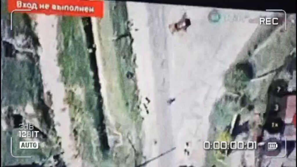 ヘルソン地方。ロシアの兵士たちは、最も不適切な音楽を追加して、生の人間狩りのビデオをオンラインに投稿し続けています。ここでは自転車に乗った女性を殺そうとしている。