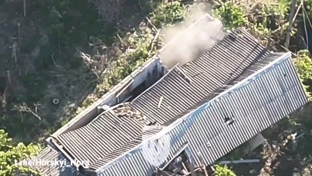 NSFW/NSFL：ウクライナのHORA偵察・打撃群のドローン操縦者がロシア兵のグループを発見した。破壊された建物の中に隠れようとしていたロシア兵の一人が立ち往生した。閉じ込められた兵士は、燃え盛る建物の炎から逃れることができなかった。ヘルソン地方。