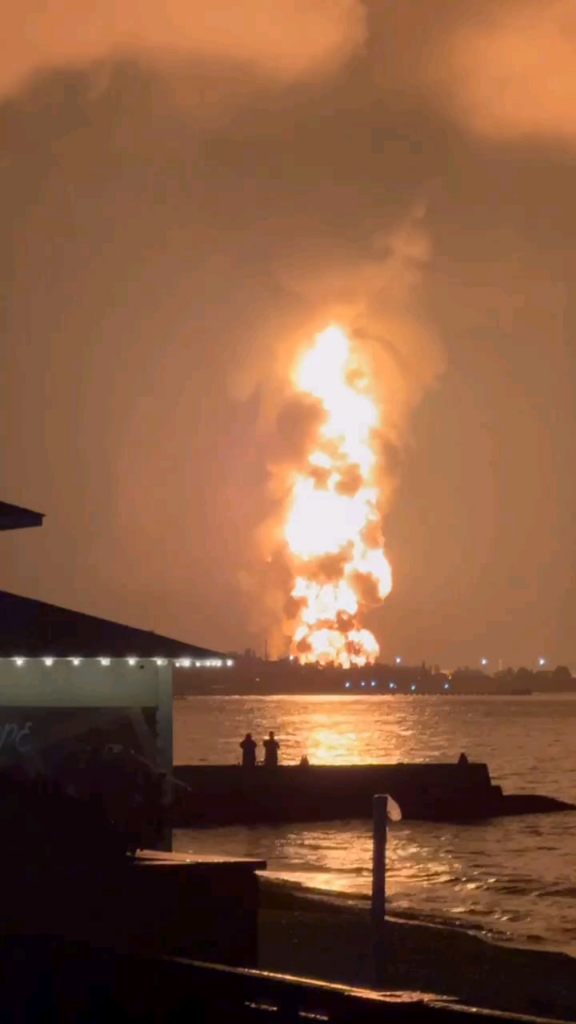 クリミア占領下のフェオドシヤの石油ターミナルで別のタンカーが爆発した。 10月7日のドローン攻撃の結果、施設全体が完全に焼失する可能性がある
