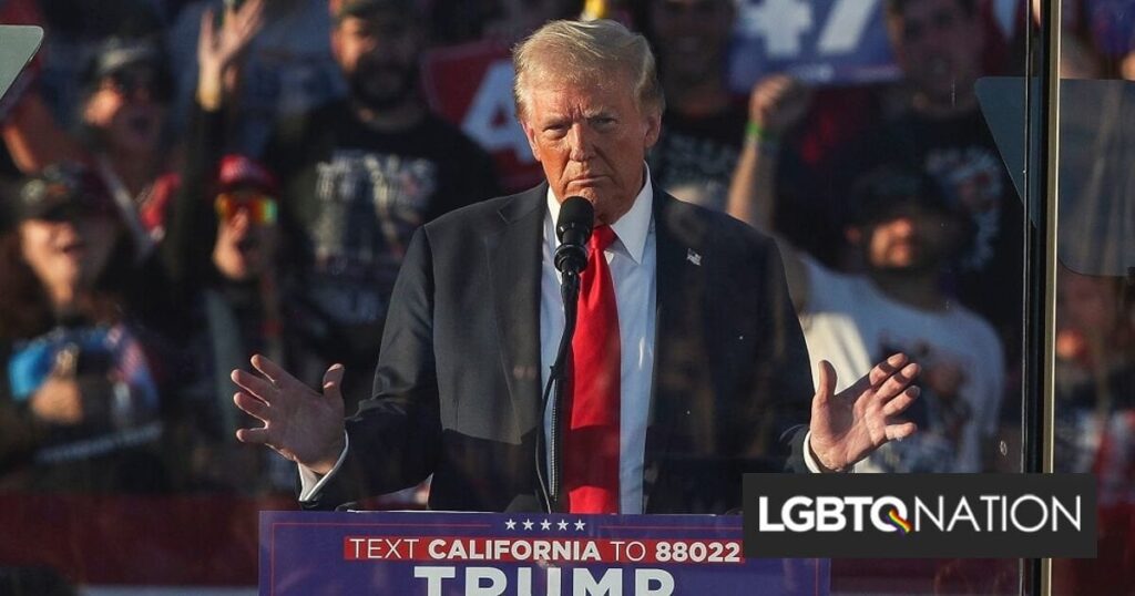 なぜ理路整然と話すことができなくなったのか説明しようとするドナルド・トランプを観衆が笑う