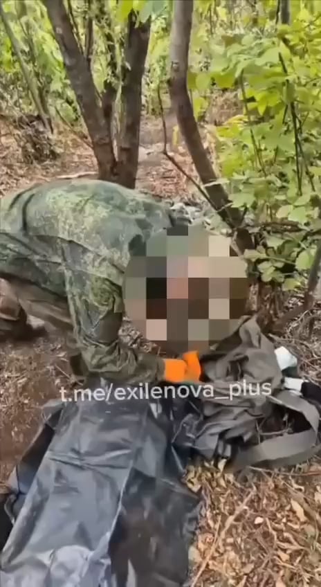 ロシア人は旋回するドローンを警戒しながら、戦友の腐乱した遺体を梱包している
