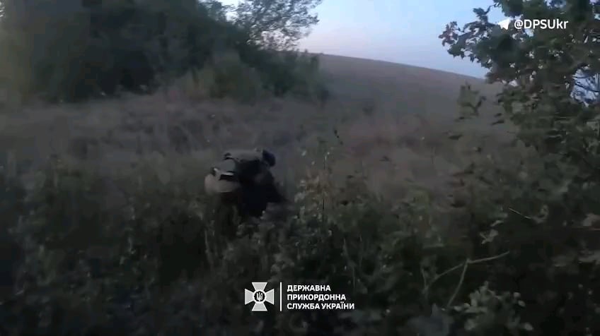 国家国境警備局の迅速対応部隊のウクライナ人工兵は、クピャンスク方向へのロシアの機械化攻撃を防ぐために約30個のAT地雷を設置した。結果: 2 台のロシア軍 BMP と 1 台の敵戦車が爆発しました。