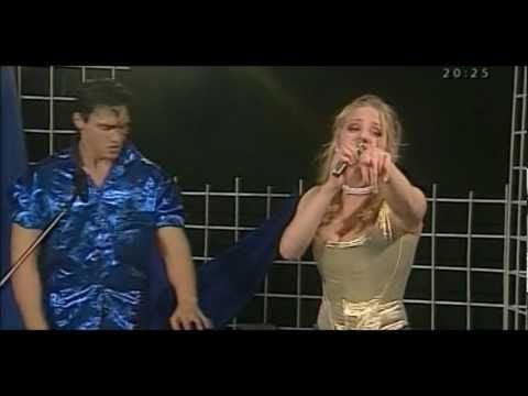 「プッシュ・アップ」というバンドのこの歌手が、1999年のアルバムが出たとき、15対16だったということを今知りました。中学2年生でした（欠席）。同アルバムにはこの曲の他に「Sexy toy」という曲もありました。なんと。たとえば、このビデオの 0:14 です。
